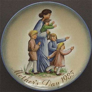 schmid-berta-hummel-mothers-day-plate-1985-A-Mother's-Journey