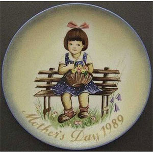 schmid-berta-hummel-mothers-day-plate-1989-Pretty-as-a-Picture